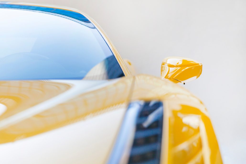 Vue stylisée d'une voiture jaune de luxe